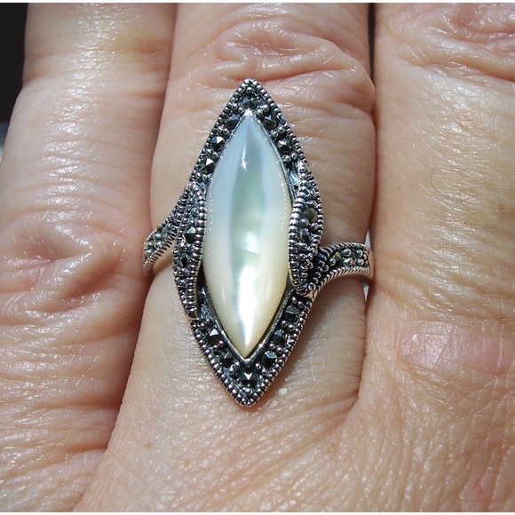 925 STERLING SILVER Marquise Mother Of Pearl & Marcasite Ring - Picture 6 of 15